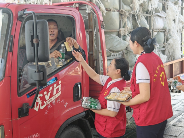 9月15日，寧國處楊灘站工作人員為旅途中的司乘送去中秋祝福.jpg
