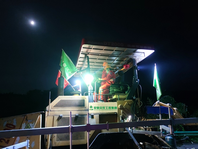 9 月 14 日，安徽交工集團(tuán)廣德至宣城段改擴(kuò)建工程07標(biāo)項(xiàng)目施工人員正在進(jìn)行路面銑刨攤鋪?zhàn)鳂I(yè)。.jpg