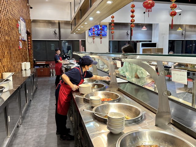9月29日晚間，為保障國(guó)慶假期，豐樂服務(wù)區(qū)餐廳延長(zhǎng)營(yíng)業(yè)時(shí)間3.jpg